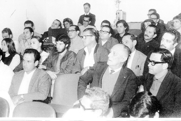 Esta foto foi feita durante Jornada Médica, na sede do Centro Médico, na década de 70, e me foi enviada pelo médico Ulisses M. Minicucci. Aparecem na última fileira, ao fundo, da esquerda para a direita, Walter A. de Oliveira e dona Zezé e ainda Antônio P